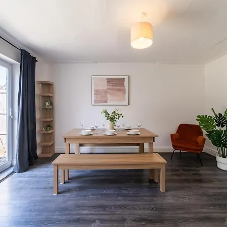 Elegant 4br House , Driveway , Sleeps 9 , Σπίτι διακοπών