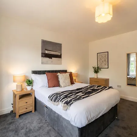 Elegant 4br House , Driveway , Sleeps 9 , Σπίτι διακοπών *
