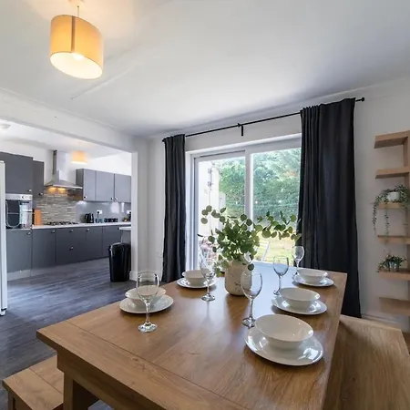 Elegant 4br House , Driveway , Sleeps 9 , Σπίτι διακοπών Λιντς