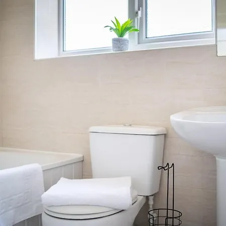 Elegant 4br House , Driveway , Sleeps 9 , Σπίτι διακοπών Λιντς