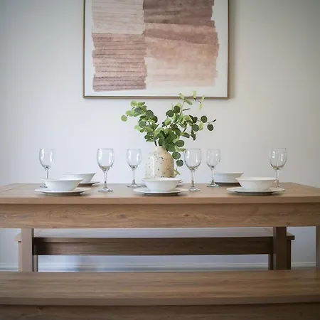 Elegant 4br House , Driveway , Sleeps 9 , Σπίτι διακοπών