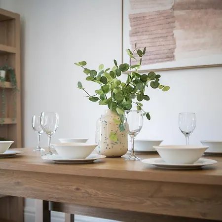 Elegant 4br House , Driveway , Sleeps 9 , Сasa de vacaciones
