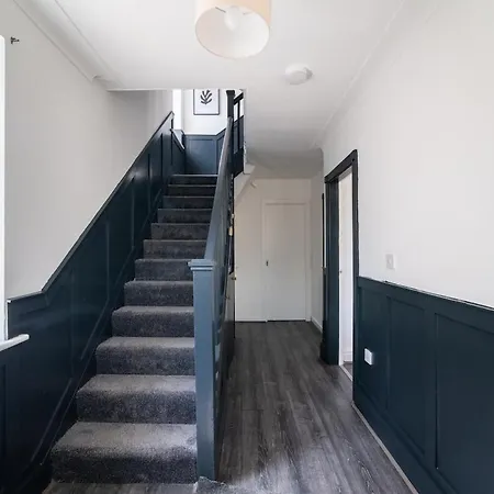 Сasa de vacaciones Elegant 4br House , Driveway , Sleeps 9 , Leeds (West Yorkshire)