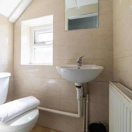 Сasa de vacaciones Elegant 4br House , Driveway , Sleeps 9 ,