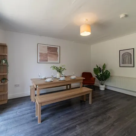Elegant 4br House , Driveway , Sleeps 9 , Leeds (West Yorkshire)