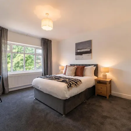 Elegant 4br House , Driveway , Sleeps 9 , Leeds (West Yorkshire)