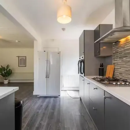 Elegant 4br House , Driveway , Sleeps 9 , *
