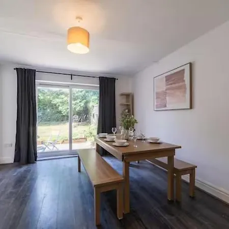 Σπίτι διακοπών Elegant 4br House , Driveway , Sleeps 9 , Λιντς