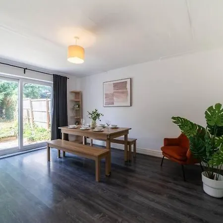 Elegant 4br House , Driveway , Sleeps 9 , Σπίτι διακοπών Λιντς