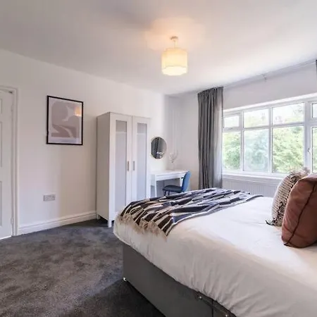 Elegant 4br House , Driveway , Sleeps 9 , * Leeds (West Yorkshire)